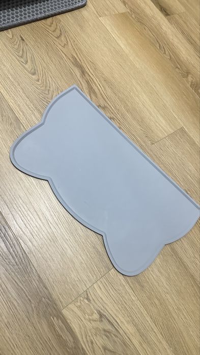Продам кормушку для кошки и коврик