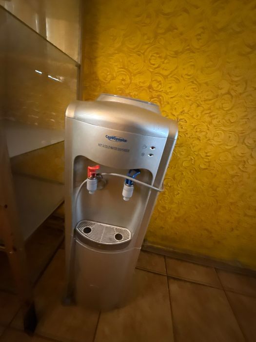 Телевизор и диспенсер