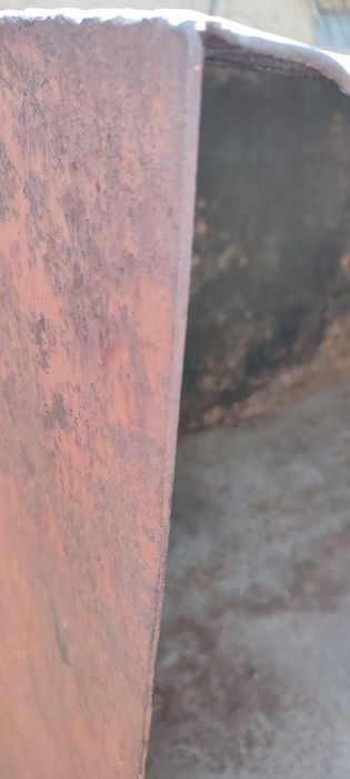 Металлическая ёмкость.