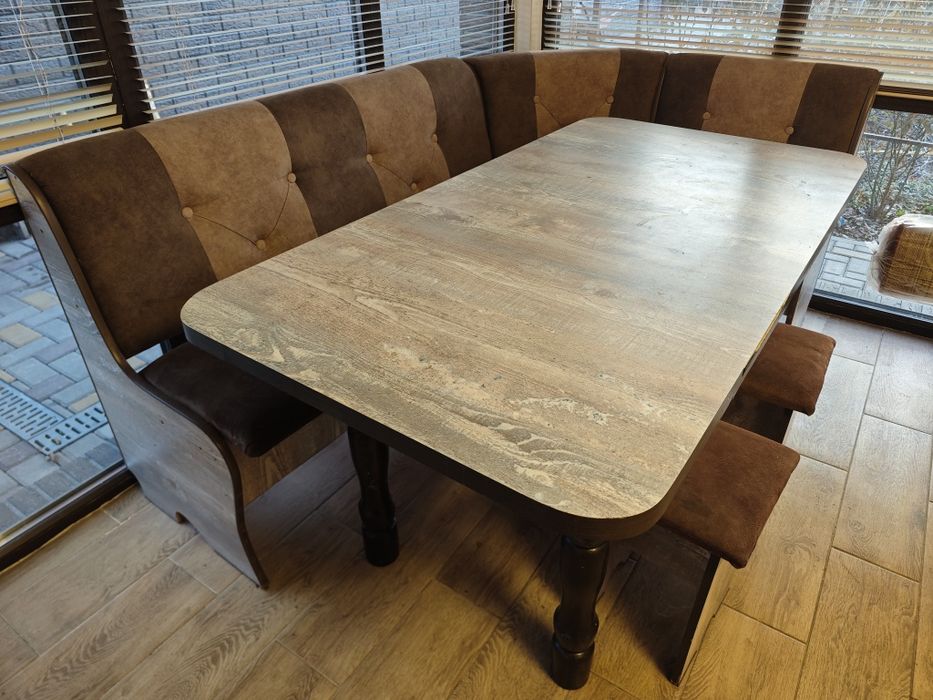 Кухонный уголок со столом