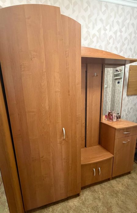 Продам шкаф прихожую с зеркалом