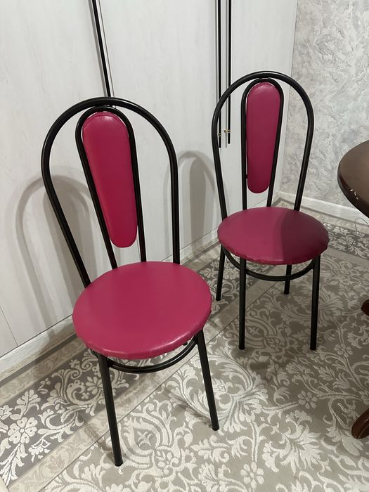 Круглый деревянный стол