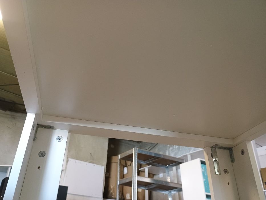 Бар маса с рафтове