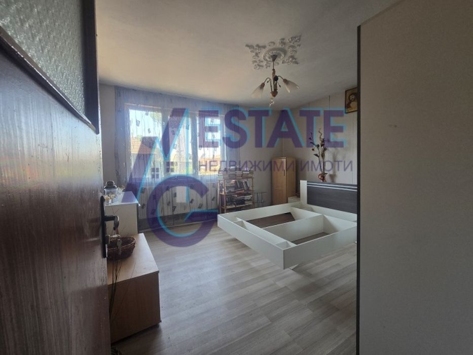 Масивна двуетажна къща гр Нови Искър