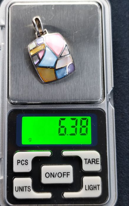 Дамски сребърен медальон (висулка) със седеф