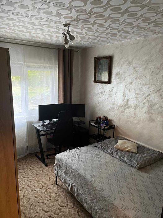 Vând apartament cu 3 camere, situat la parter  în zona  Lipovei