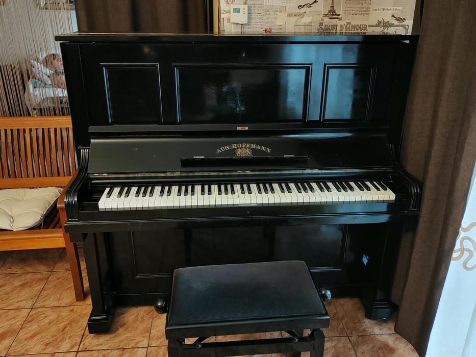 Pianina Aug. Hoffmann cu placa de bronz