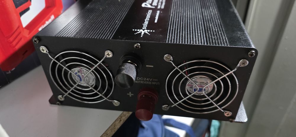 Invertor 24V - 220V.