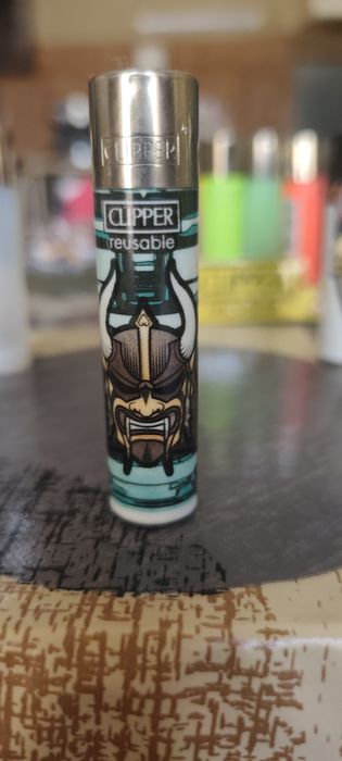 Колекция от 37 оригинални запалки Clipper + подарък дисплей (поставка)