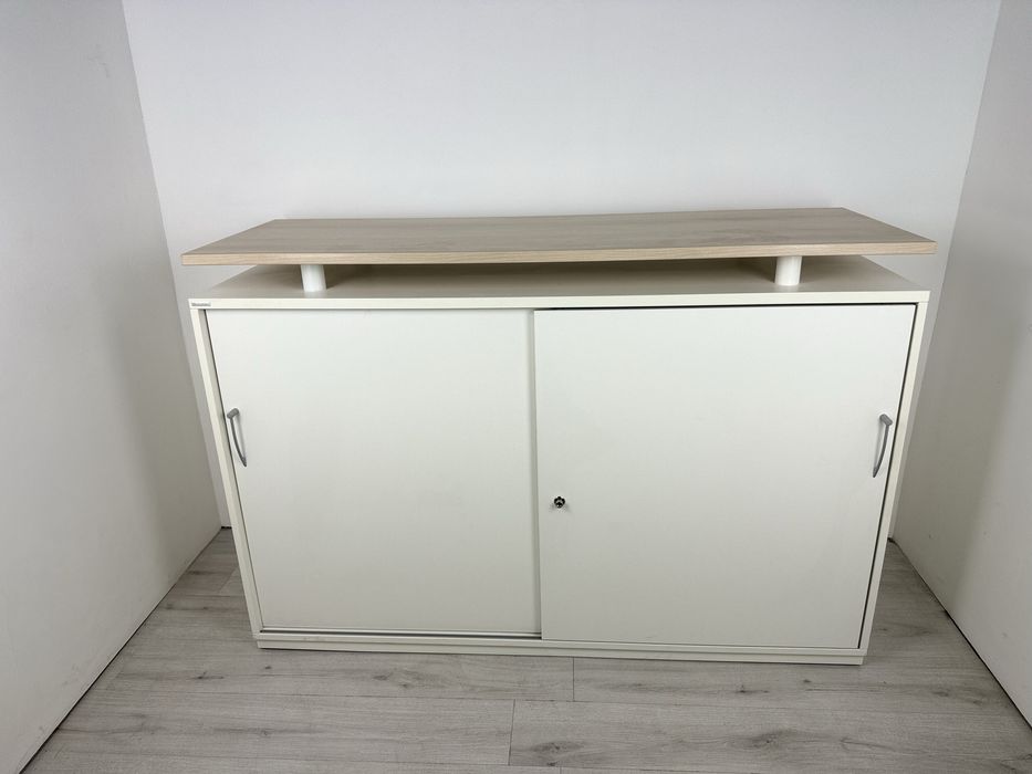 Шкаф / Етажерка с плъзгащи врати подходящ за рецепция офис или архив