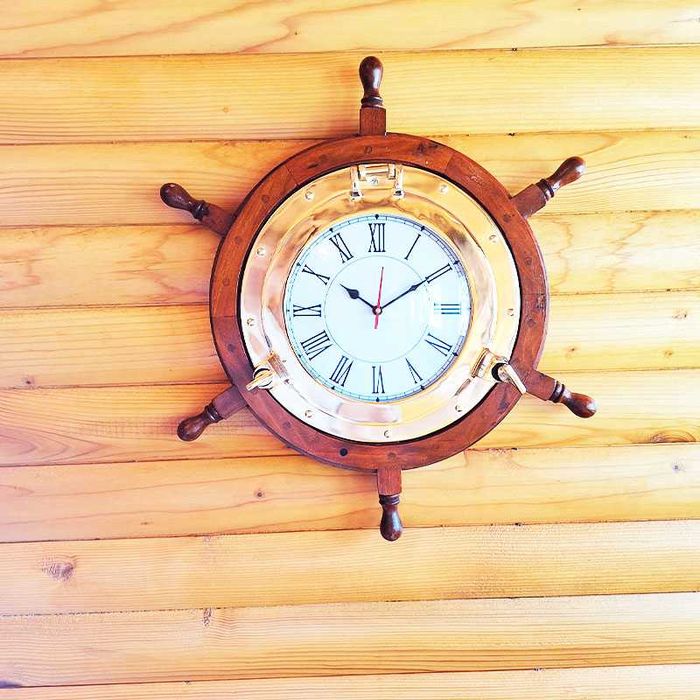 Луксозен стенен часовник с формата на рул, щурвел