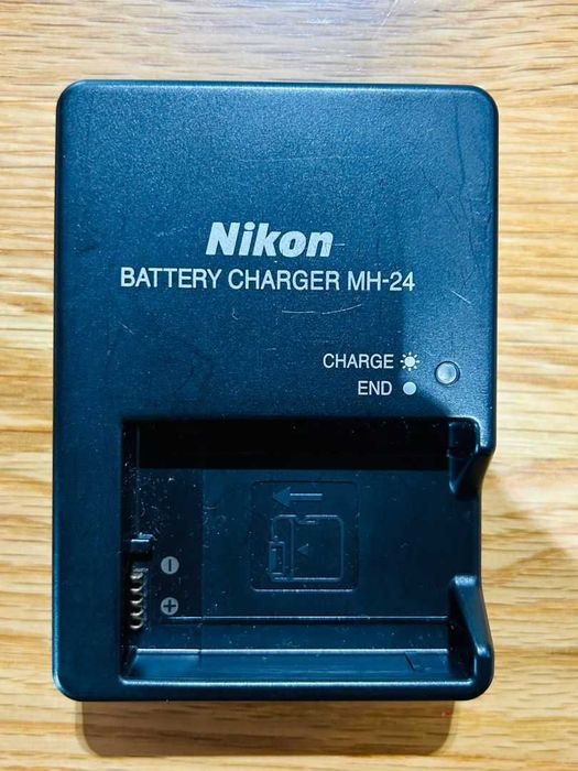 Aparat foto Nikon D5300 cu obiectivul kit 18-55mm.