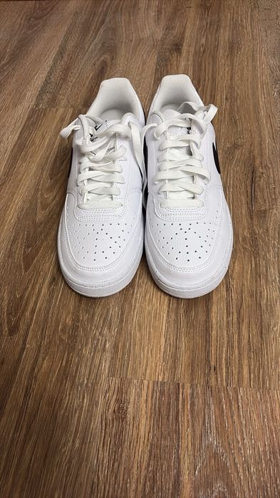 Продам кроссовки фирменные NIKE