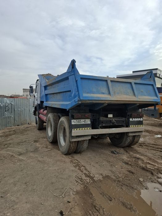 Kamaz samasval ishlab turgan moshina