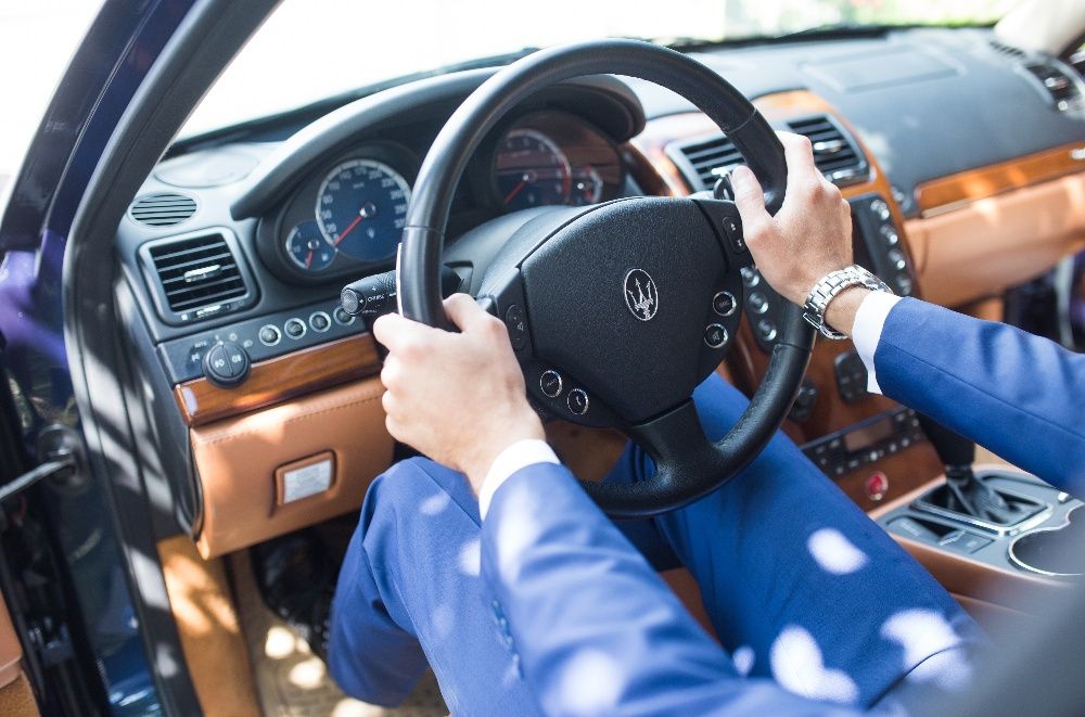 Închiriez Maserati Quattroporte limuzina de lux pentru evenimente