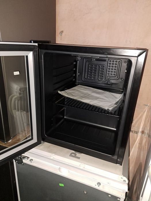 Нова малка хладилна витрина Боман/Bomann 48 литра