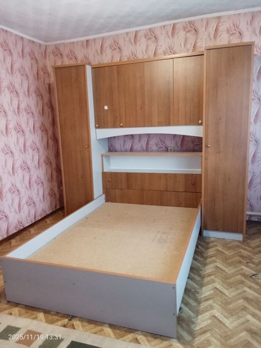 Продам спальный гарнитур