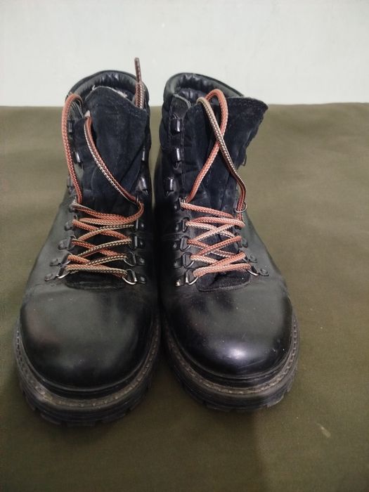 Продам кожаные казачки.