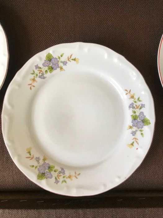 Продавам различни чинии -български порцелан