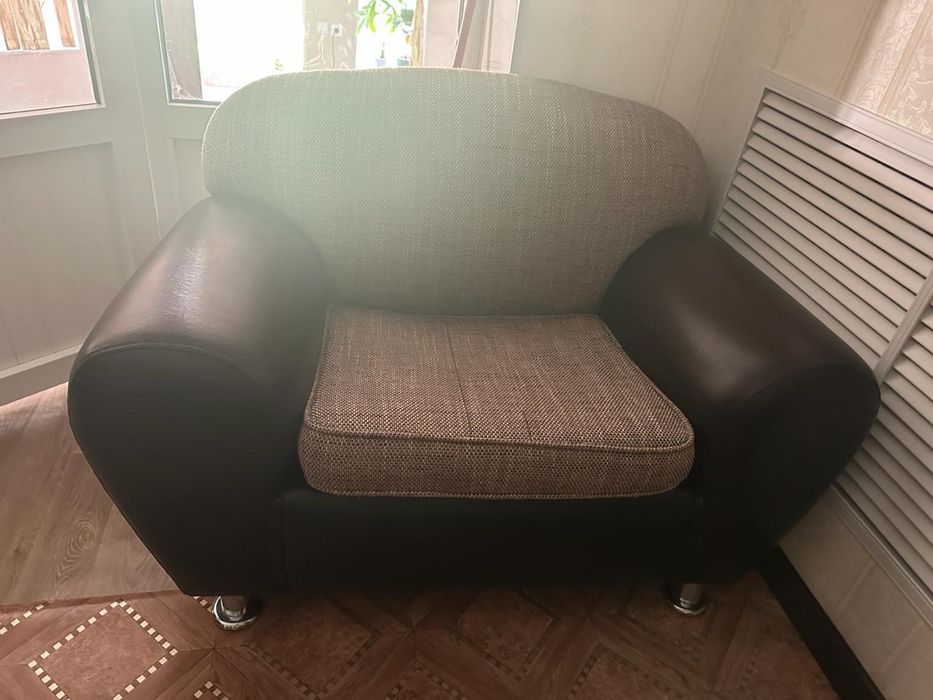 Продам два дивана и два кресло