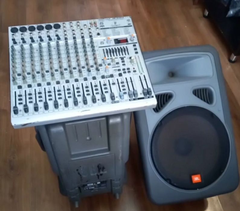 Активные калонки JBL 15 дюймов и микшерный пульт Behringer 1832 Fx.