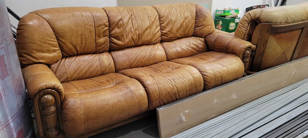 Уникална холова гарнитура от естествена кожа и масивна холна маса