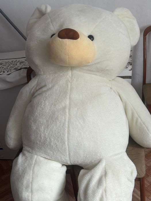 Большой плюшевый медведь