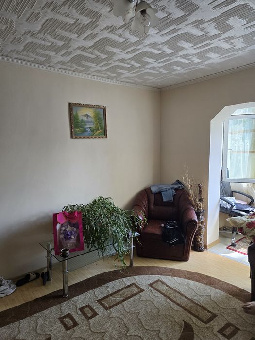 Vand apartament  cu 2 camere
