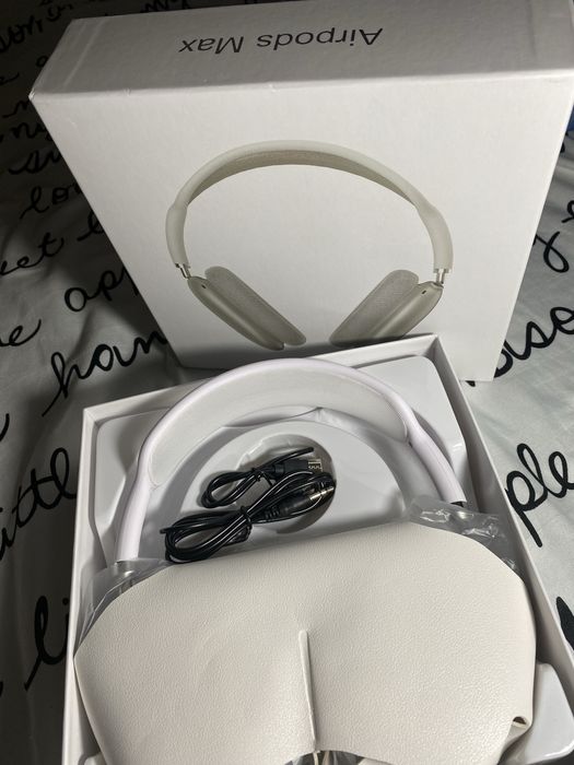 Casti Airpods Max desigilate noi noute