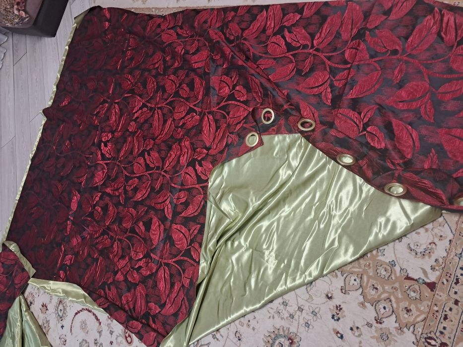 Шторы две штуки продам.