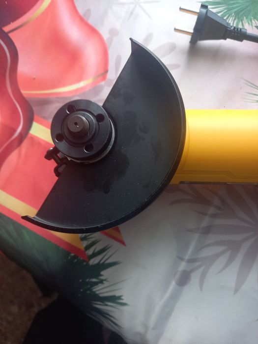 Углошлифовальная машинка