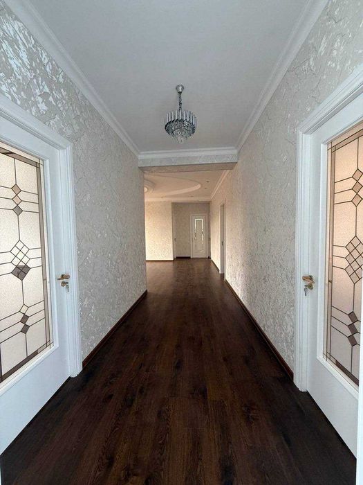 Уч кахрамон. Гулистон. 3 сотик 5 хона. Евро ремонт Ховли сотилади.