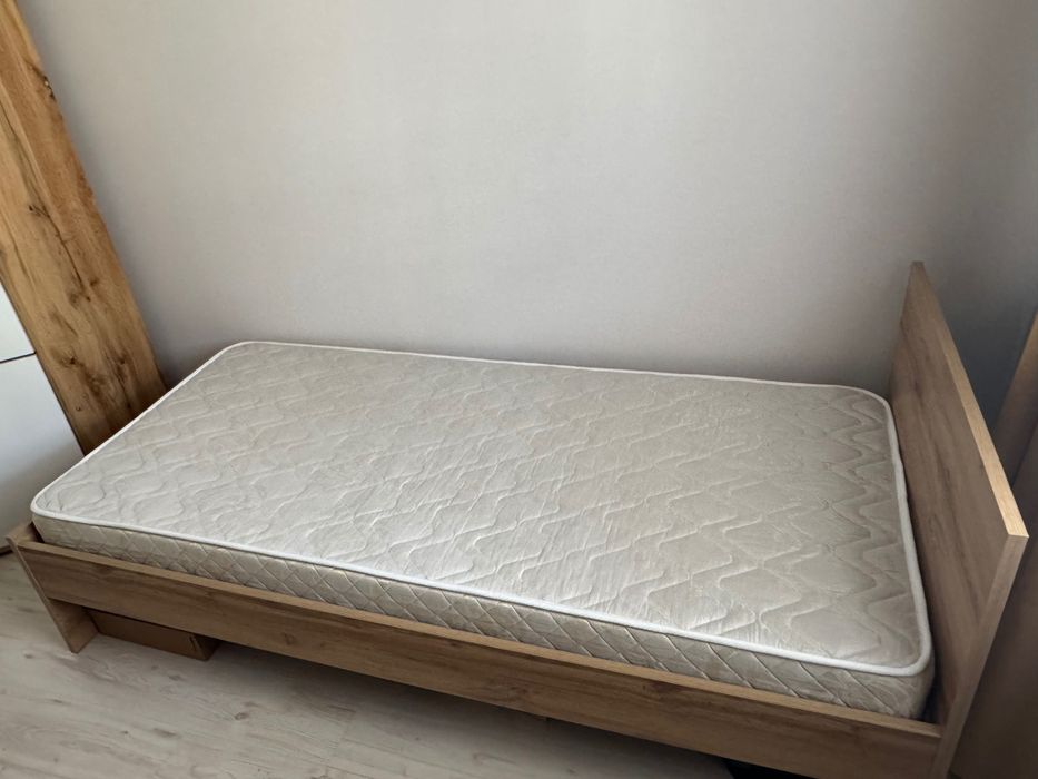 Единично легло 200x90 с подматрачна рамка и матрак