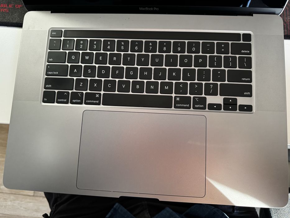 MacBook Pro 16″ – i7 | 16GB | 512GB | Factură & Cutie