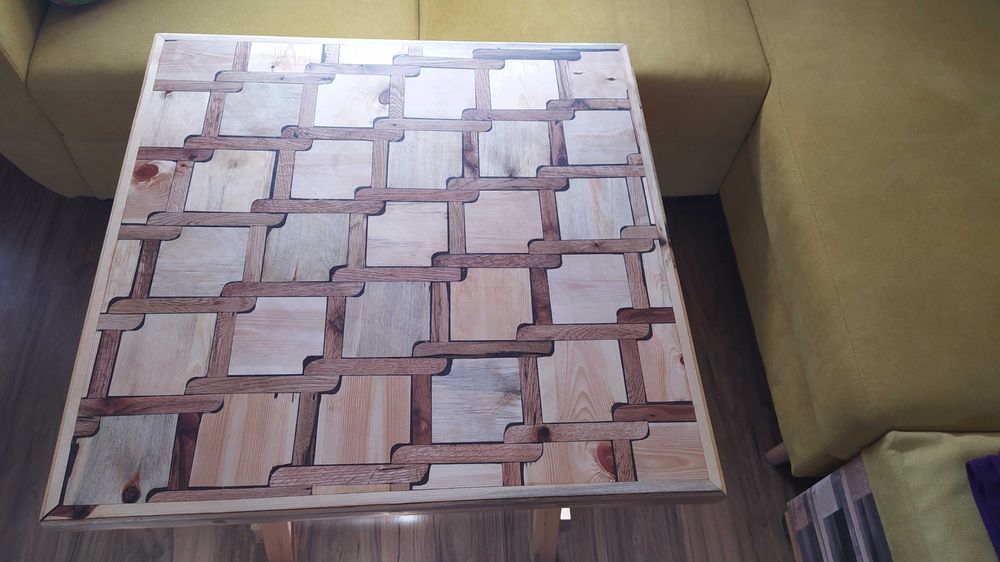 Малка маса – ръчна авторска изработка – бук/бор