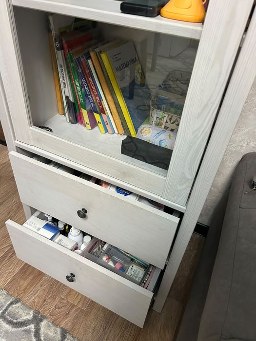 Шкаф пенал со стеклом