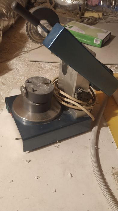 Зъботехнически апарат за рязане, сепариране гипсови пънчета и модели.