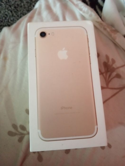 3 cutii iPhone Xs, 7 și 6