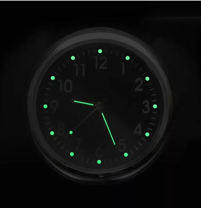 Елегантен часовник за кола