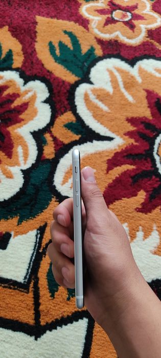 Iphone SE sotiladi srochnaga