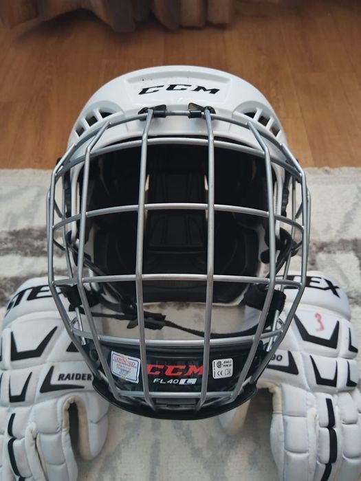 Хоккейный шлем с перчатками