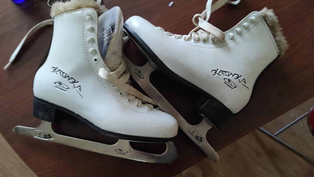 Коньки фигурные.