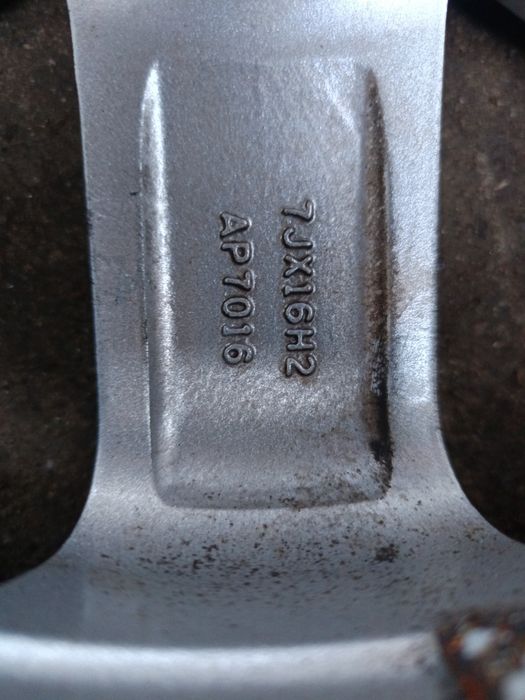 Jante de aluminiu cu cauciucuri de iarna 215/65/16