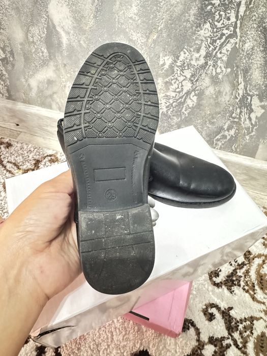 Продам школьную обувь