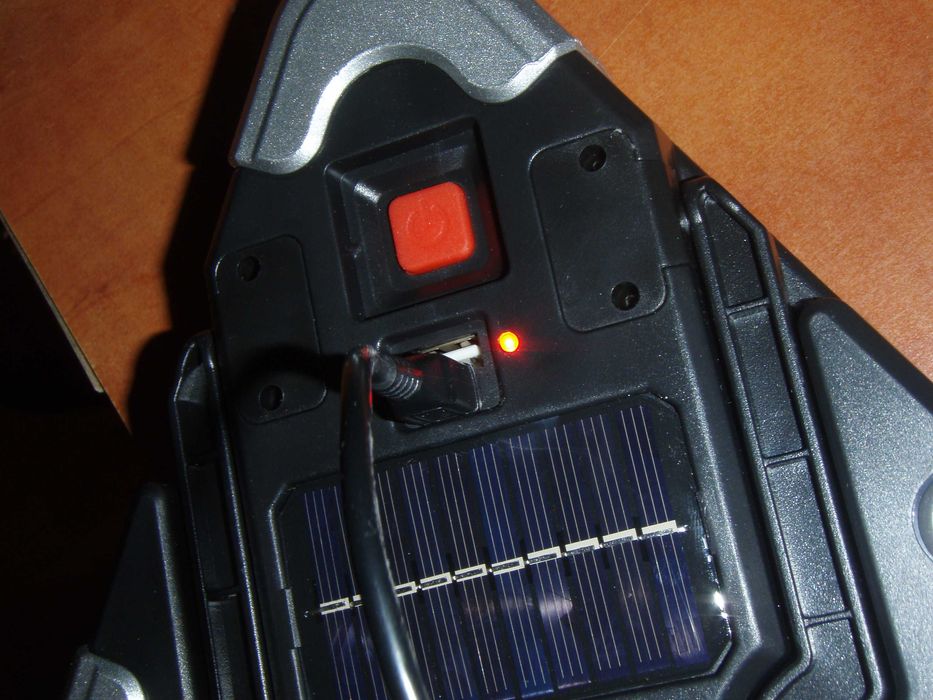 Triunghi auto si lanterna LED, cu incarcare solara si la priza, nou