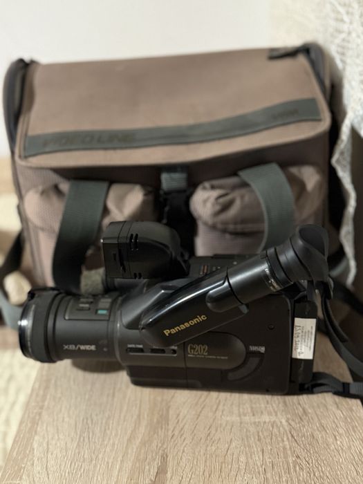 Ретро видеокамера Panasonic NV-G202 (VHS-C) с включена чанта