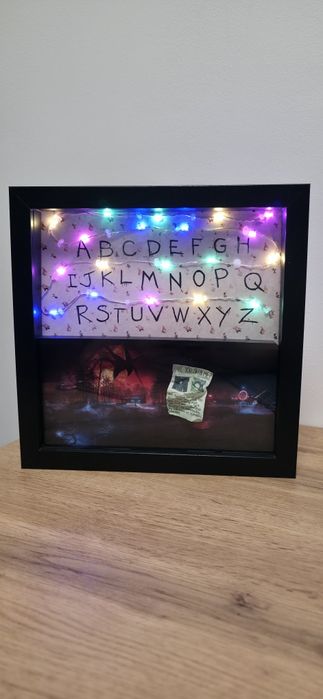 Suport figurine Stranger Things cu LED-uri