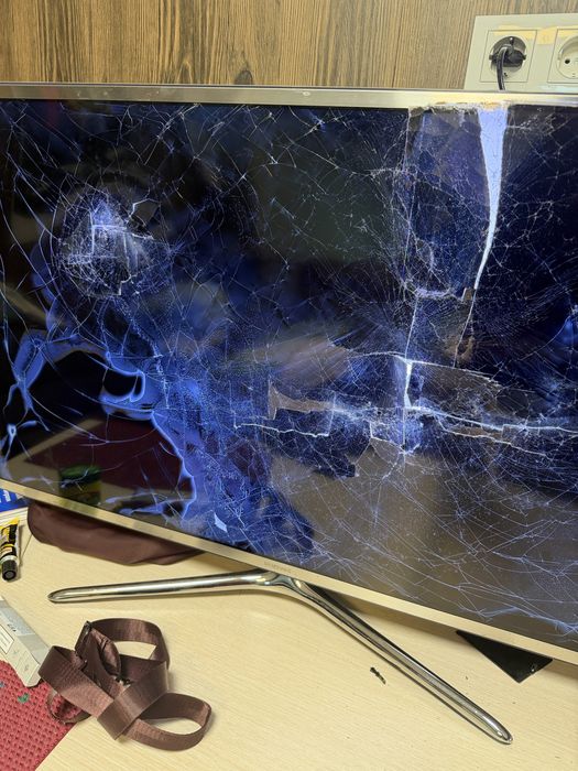 Телевизор с разбитым экраном