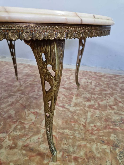 Кръгла холна маса с мраморен плот