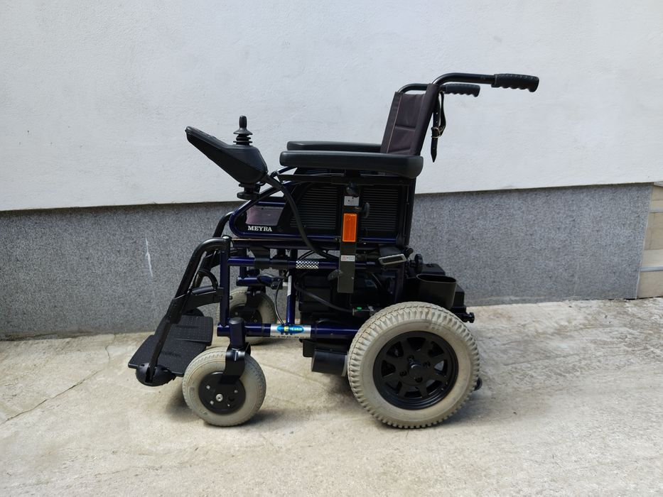 Cărucior - scaun electric pentru persoane cu dizabilități